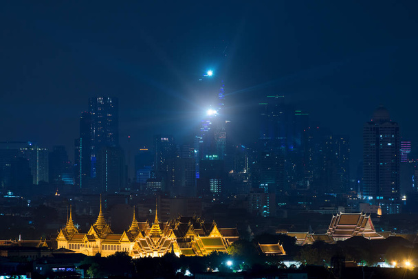 Grand palace bangkok bangkok město mrakodrapů v noci v B - Fotografie, Obrázek