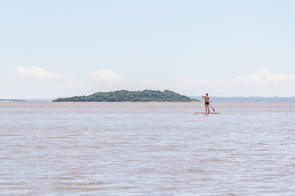 Levántate remo en el lago Guaiba
 - Foto, imagen