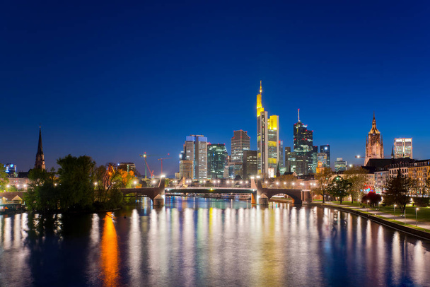 Ciudad de Fráncfort del Meno skyline por la noche, Frankfurt, Alemania
. - Foto, Imagen