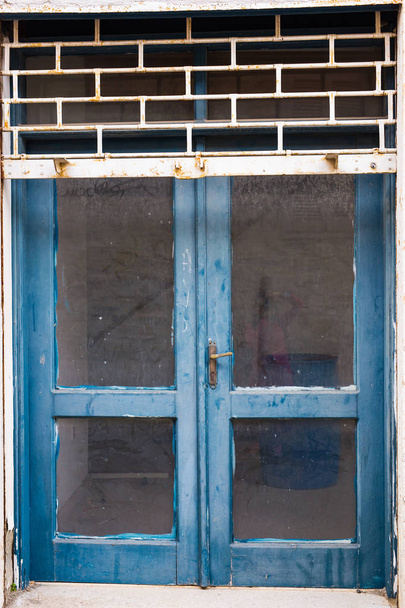放棄された家の窓 - 写真・画像