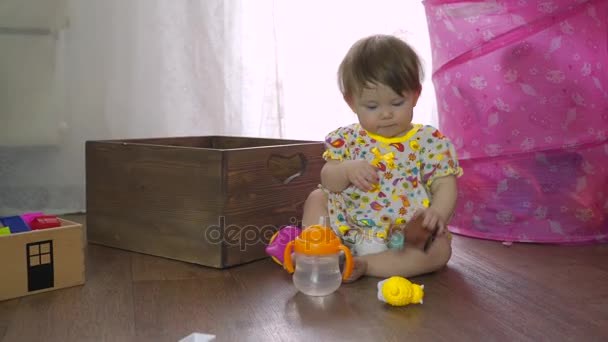 glückliches kleines Mädchen spielt auf dem Teppich - Filmmaterial, Video