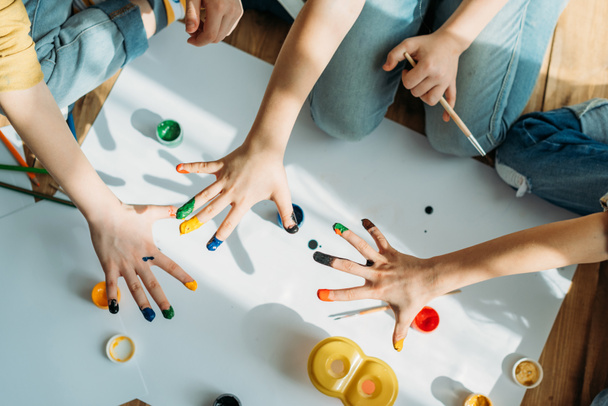Niños pintando con las manos
 - Foto, imagen