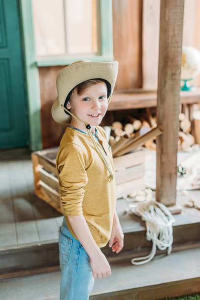 Rapaz sorridente de chapéu
 - Foto, Imagem