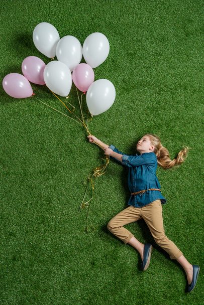 little girl with balloons - Фото, зображення