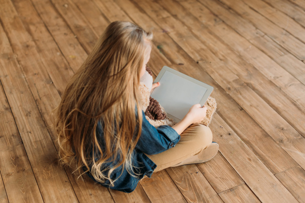 girl using digital tablet - Φωτογραφία, εικόνα