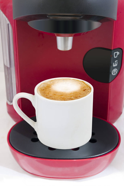 Café Cappuccino hecho en la máquina de café cápsula
 - Foto, Imagen