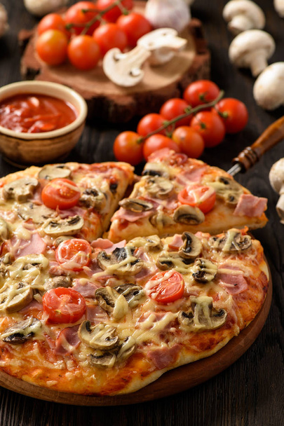 Homemade pizza with ham,mushrooms, tomatoes and cheese. - Valokuva, kuva
