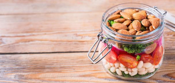Sağlıklı vegan salata fasulye bir mason kavanoza - Fotoğraf, Görsel