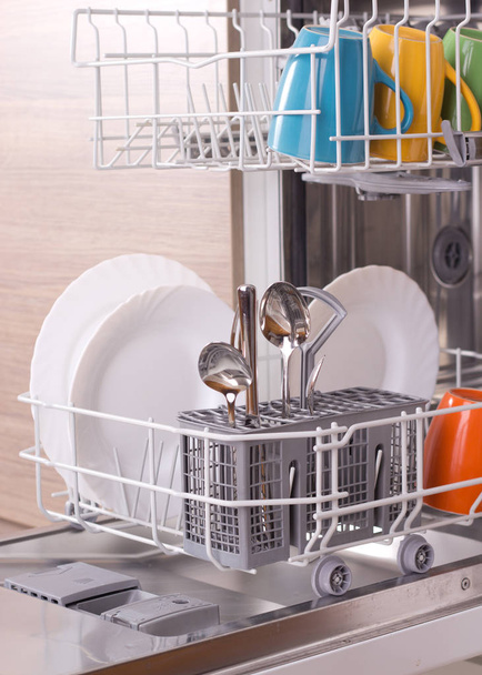 Посуда в посудомоечной машине
 - Фото, изображение