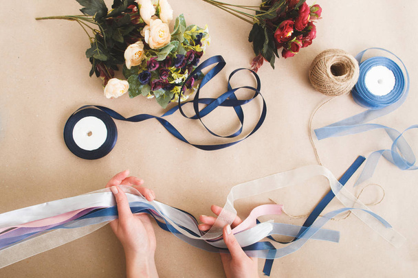 Diy decoration from artificial flowers and ribbons - Φωτογραφία, εικόνα
