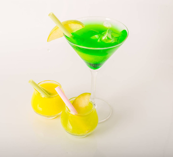 Ensemble de boissons colorées, décorées avec des fruits, verre de martini, sho
 - Photo, image