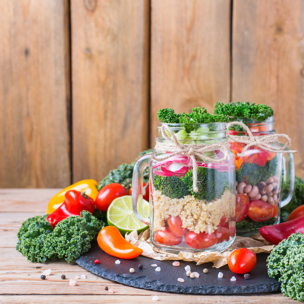 Salade végétalienne saine dans un bocal maçon au quinoa
 - Photo, image