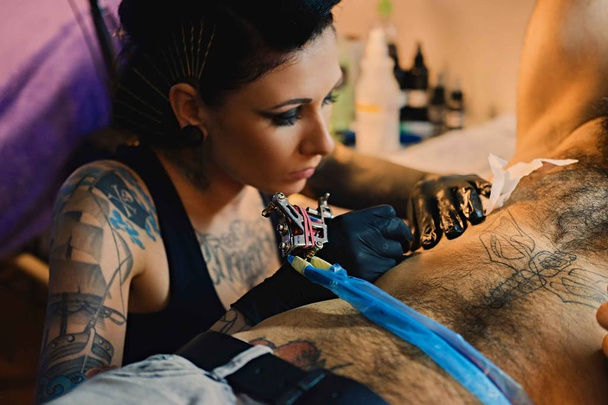 Kobiece tatuażysta sprawia, że tatuaż - Zdjęcie, obraz