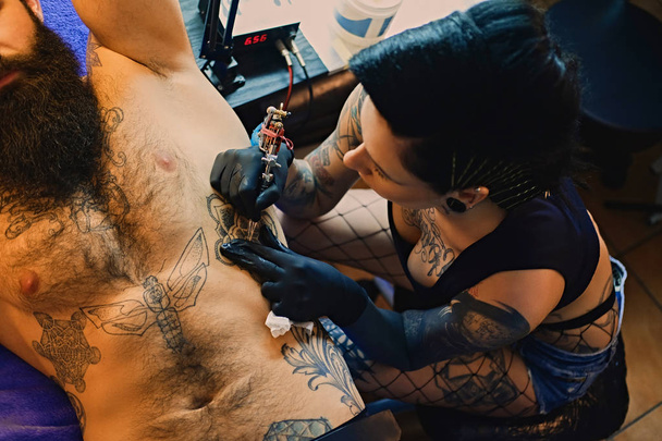 Professzionális női tetováló művész  - Fotó, kép