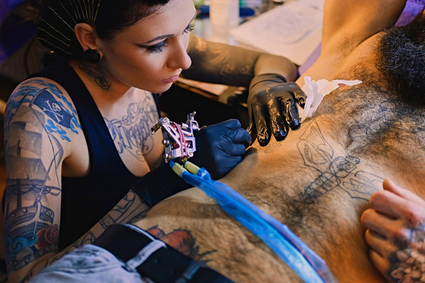 Női tetoválás művész teszi a tetoválás - Fotó, kép