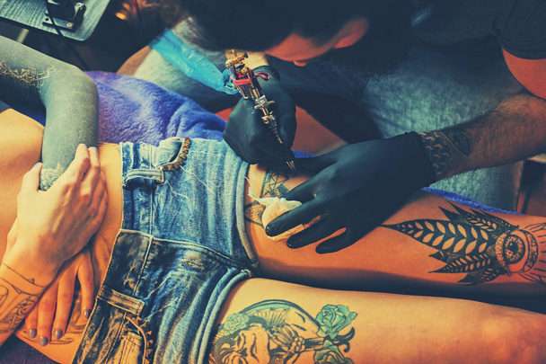 Tatuażysta sprawia, że tatuaż - Zdjęcie, obraz