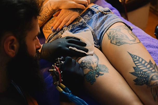 Tetovací umělec dělá tetování - Fotografie, Obrázek