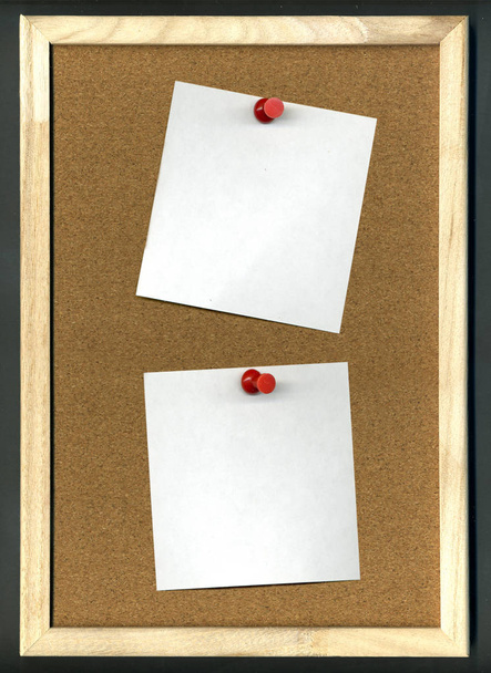Πίνακα φελλού με κενό χαρτί και καρφίτσες - Φωτογραφία, εικόνα