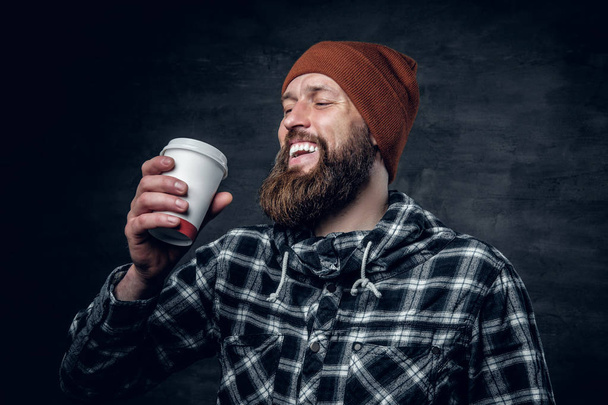 Bebaarde man houdt koffiekopje - Foto, afbeelding