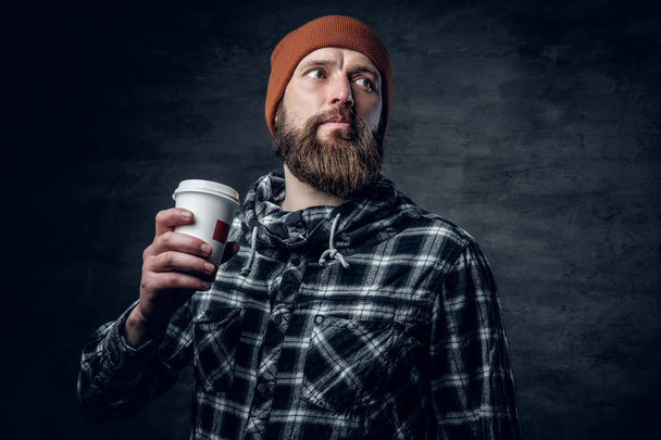 bärtiger Mann hält Kaffeetasse - Foto, Bild