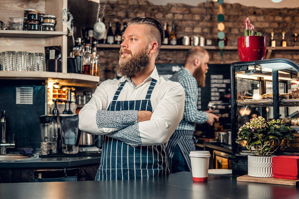 Barista barbudo macho com braços cruzados no bar stand em um café
  - Foto, Imagem