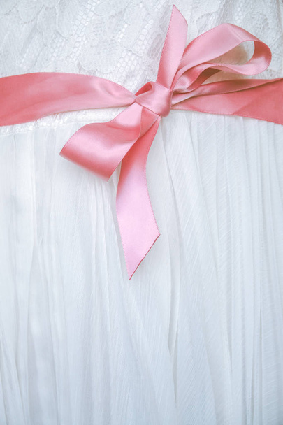 Όμορφο φόρεμα με ροζ φιόγκο - Φωτογραφία, εικόνα