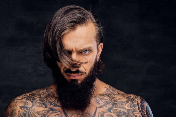 Tetovált félmeztelen szakállas férfi portréja. - Fotó, kép