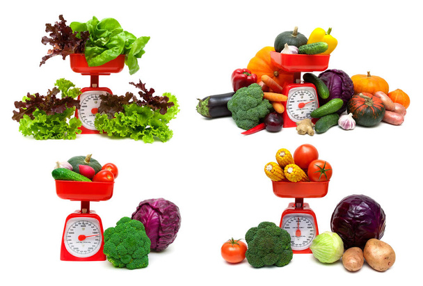 Légumes frais mûrs et balances de cuisine sur fond blanc
 - Photo, image
