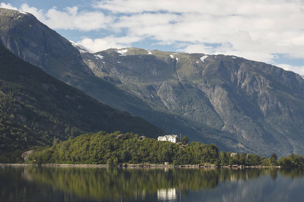 Νορβηγικά φιόρδ τοπίο με βουνά και σπίτια. Sorfjorden. - Φωτογραφία, εικόνα