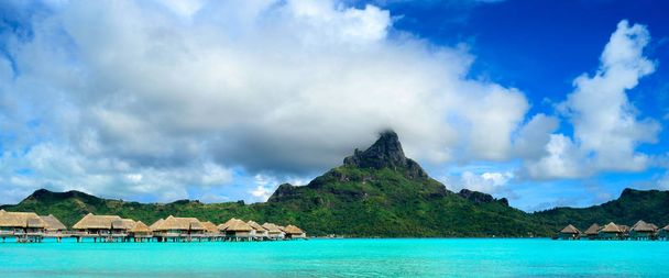 Panorama dell'isola di Bora Bora con resort e laguna
 - Foto, immagini