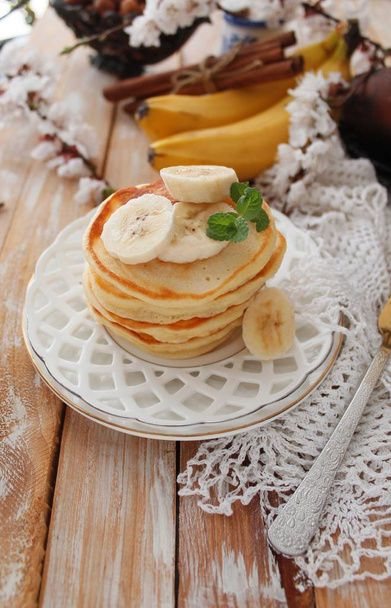 Τηγανίτες Μπανάνα για πρωινό σε ένα λευκό πιάτο. Ρουστίκ στυλ. - Φωτογραφία, εικόνα