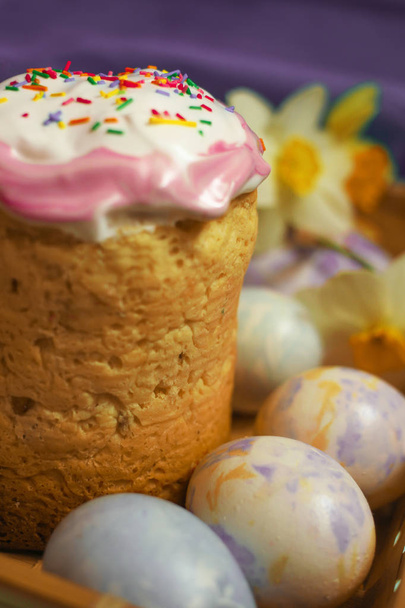 Pasen cake en eieren op blauwe achtergrond - Foto, afbeelding
