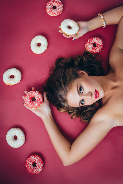   Menina com donuts
 - Foto, Imagem