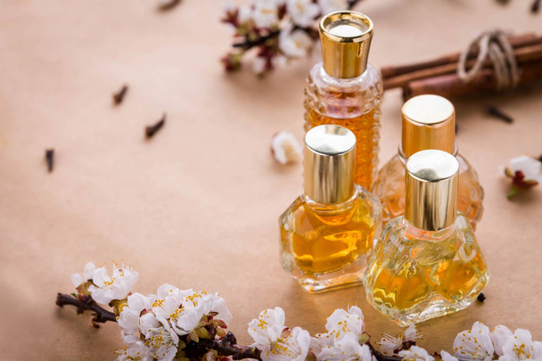 Frascos de perfume con ingredientes
 - Foto, imagen