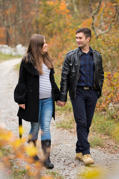 Kavkazský pár v podzimní očekává - Fotografie, Obrázek