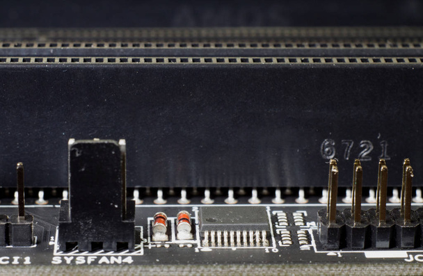 Het moederbord van de computer met een uitzicht van onderdelen en componenten - Foto, afbeelding