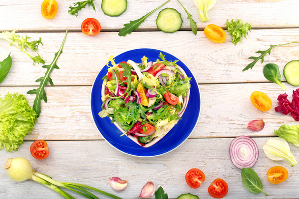 Fresh healthy spring salad with tomatoes and onion - Fotoğraf, Görsel