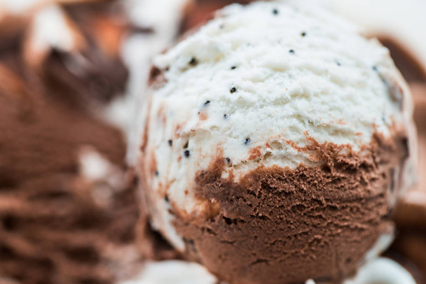 ванильное и шоколадное мороженое - Фото, изображение