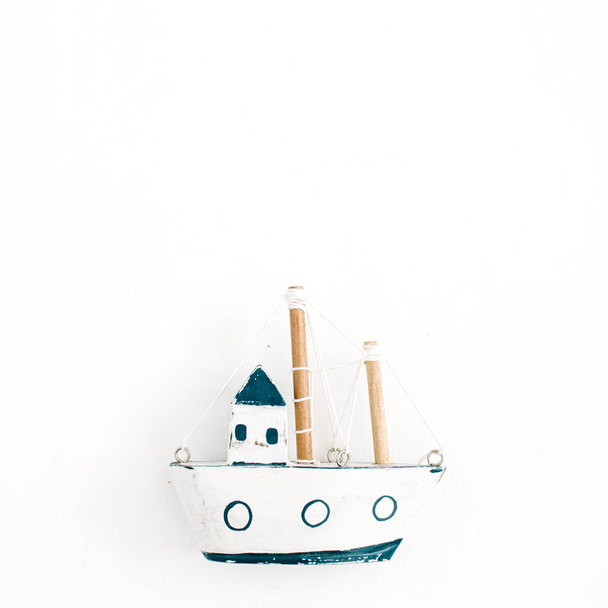 Drewniane, ręcznie robione zabawki łódź  - Zdjęcie, obraz