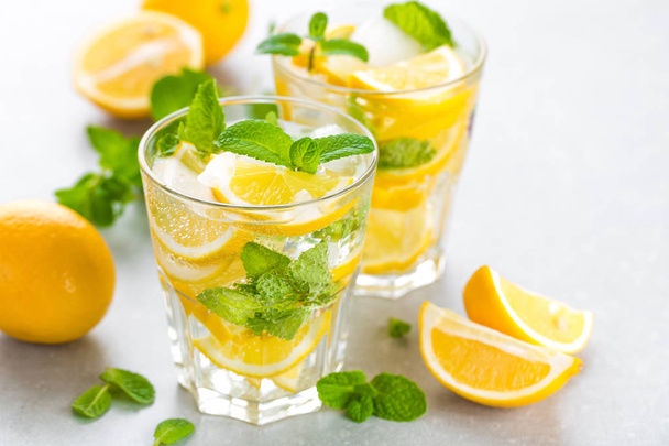 Lemon mojito cocktail with fresh mint, cold refreshing summer drink or beverage with ice - Foto, imagen