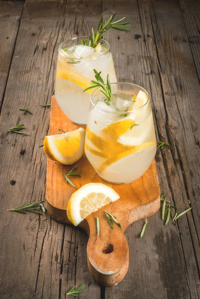 Água tônica com limão e alecrim
 - Foto, Imagem