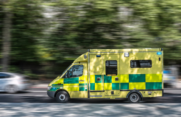 Ambulanssin ylinopeus tiellä
 - Valokuva, kuva