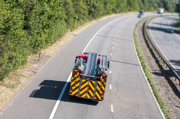 Brandweerwagen op de snelweg - Foto, afbeelding