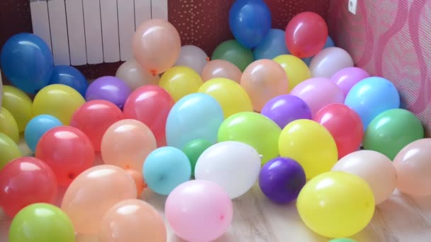 πολύχρωμα μπαλόνια στο δωμάτιο στον όροφο - Πλάνα, βίντεο