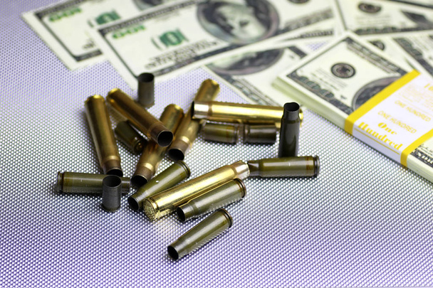 golyó és a pénz dollár-Ezüst ügyben - Fotó, kép