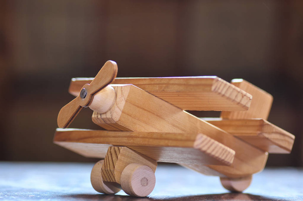 puinen lelu lentokone pöydällä
 - Valokuva, kuva