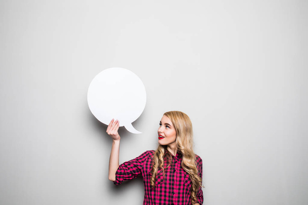 Молода жінка з бульбашкою мовлення на сірому фоні
 - Фото, зображення
