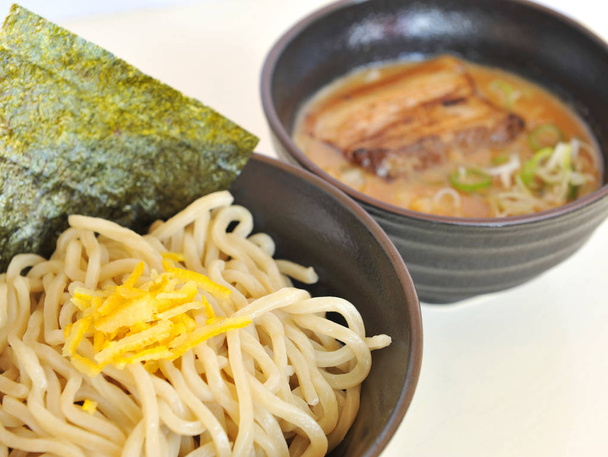 Ramen noodles udon με φύκια και χοιρινό - Φωτογραφία, εικόνα