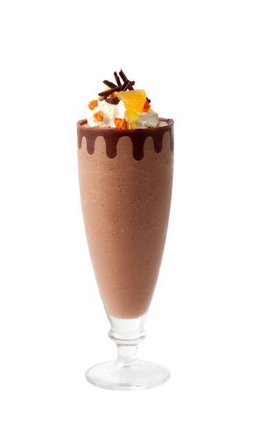 Glas Schokolade cremig mit Früchten auf weißem Hintergrund - Foto, Bild
