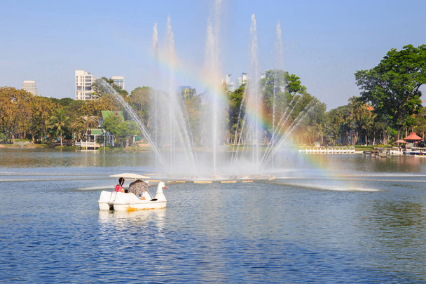 タイの首都中心部にルンピニ公園の湖を見る - 写真・画像